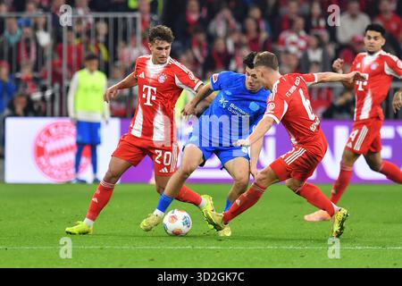 München, Deutschland. November 2025. MÜNCHEN, DEUTSCHLAND - 1. NOVEMBER: Tom Bischof von Bayern München, Ibrahim Maza von Bayer 04 Leverkusen und Joshua Kimmich von Bayern München während des Bundesliga-Spiels zwischen dem FC Bayern München und Beyer 04 Leverkusen in der Allianz Arena am 1. November 2025 in München.251101 SEPA 24 033 - 20251101 PD9637 Credit: APA-PictureDesk/Alamy Live News Stockfoto