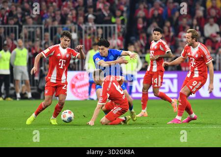 München, Deutschland. November 2025. MÜNCHEN, DEUTSCHLAND - 1. NOVEMBER: Tom Bischof von Bayern München und Ibrahim Maza von Bayer 04 Leverkusen während des Bundesliga-Spiels zwischen dem FC Bayern München und Beyer 04 Leverkusen in der Allianz Arena am 1. November 2025 in München.251101 SEPA 24 032 - 20251101 PD9639 Credit: APA-PictureDesk/Alamy Live News Stockfoto