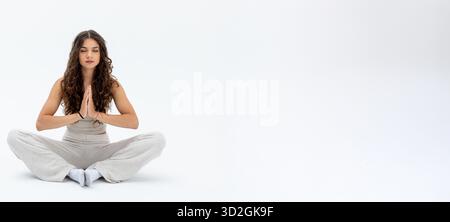 Friedliche achtsame Praxis, ruhige Frau, die friedlich meditiert, ruhige Dame, die in einer ruhigen Meditationssitzung sitzt, entspannte weibliche, die achtsame Haltung übt Stockfoto