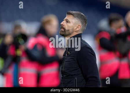 Hampden Park, Glasgow, Großbritannien. November 2025. Halbfinale des schottischen Premier Sports Cup, Motherwell gegen St Mirren; Stephen Robinson Manager von St Mirren Credit: Action Plus Sports/Alamy Live News Stockfoto