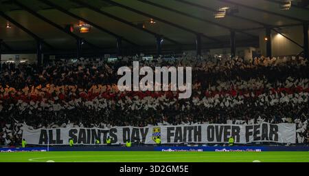 Hampden Park, Glasgow, Großbritannien. November 2025. Halbfinale des schottischen Premier Sports Cup, Motherwell gegen St Mirren; Banner der Fans von St. mirren Credit: Action Plus Sports/Alamy Live News Stockfoto