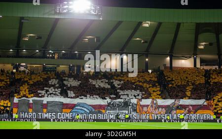 Hampden Park, Glasgow, Großbritannien. November 2025. Halbfinale des schottischen Premier Sports Cup, Motherwell gegen St Mirren; Motherwell-Fans zeigen den Titel Action Plus Sports/Alamy Live News Stockfoto