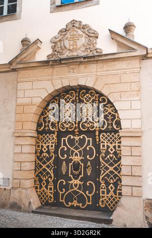 Kunstvolles schmiedeeisernes Tor mit goldenen Details Stockfoto