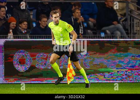 Velsen Zuid, Niederlande. November 2025. VELSEN ZUID, NIEDERLANDE - 1. NOVEMBER: Assistenzschiedsrichter Luc de Koning während des niederländischen Eredivisie-Spiels zwischen Telstar und Excelsior Rotterdam bei BUKO. Stadion am 1. November 2025 in Velsen Zuid, Niederlande. (Foto: Broer van den Boom/Orange Pictures) Credit: Orange Pics BV/Alamy Live News Stockfoto