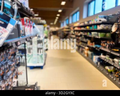 Verschwommene Supermärkte, Lebensmittelladen und Regale Stockfoto