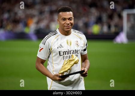 Madrid, Madrid, Spanien. November 2025. Kylian Mbappe von Real Madrid CF posiert mit der Trophäe „goldener Schuh“ während des Fußballspiels La Liga zwischen Real Madrid CF Valencia CF im Santiago Bernabeu Stadium in Madrid, Spanien, 1. November 2025 (Foto: © Ruben Albarran/ZUMA Press Wire) NUR ZUR REDAKTIONELLEN VERWENDUNG! Nicht für kommerzielle ZWECKE! Stockfoto