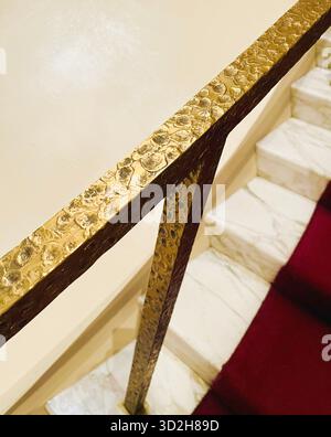 Quadratischer Querschnitt 1960's goldpolierter Handlauf - entworfen von Wallace Harrison im Metropolitan Opera House, Lincoln Center, 70 Lincoln Center Plaza, Stockfoto