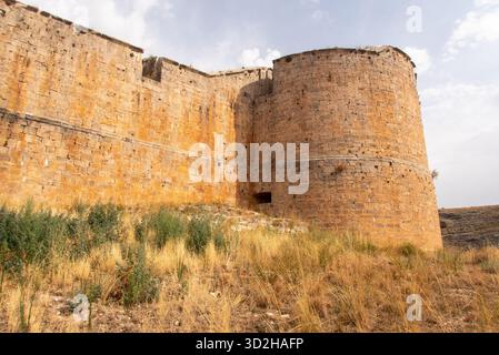 Die Burg Berlanga de Duero befindet sich auf einem Hügel nahe der gleichnamigen Stadt. Es hat eine eigentümliche Konstruktion, bestehend aus einer mittelalterlichen Burg, die meine Festung mit kreisförmigen Geschütztürmen aus dem 16. Jahrhundert umgab, und einer weiteren mittelalterlichen Außenmauer mit runden Türmen im maurischen Stil. Stockfoto