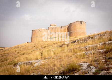 Die Burg Berlanga de Duero befindet sich auf einem Hügel nahe der gleichnamigen Stadt. Es hat eine eigentümliche Konstruktion, bestehend aus einer mittelalterlichen Burg, die meine Festung mit kreisförmigen Geschütztürmen aus dem 16. Jahrhundert umgab, und einer weiteren mittelalterlichen Außenmauer mit runden Türmen im maurischen Stil. Stockfoto