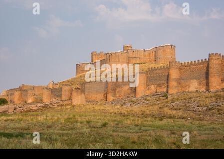 Die Burg Berlanga de Duero befindet sich auf einem Hügel nahe der gleichnamigen Stadt. Es hat eine eigentümliche Konstruktion, bestehend aus einer mittelalterlichen Burg, die meine Festung mit kreisförmigen Geschütztürmen aus dem 16. Jahrhundert umgab, und einer weiteren mittelalterlichen Außenmauer mit runden Türmen im maurischen Stil. Stockfoto