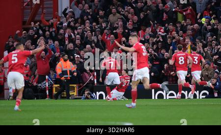 Nottingham, Großbritannien. November 2025. Nicolo Savona aus Nottingham Forest feiert sein Tor in der 50. Minute während des Premier League-Fußballspiels zwischen Nottingham Forest und Manchester United auf dem City Ground in Nottingham. Endergebnis; 2-2 Credit: SPP Sport Press Photo. /Alamy Live News Stockfoto