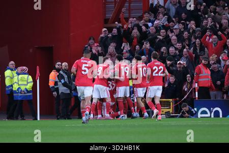 Nottingham, Großbritannien. November 2025. Nicolo Savona aus Nottingham Forest feiert sein Tor in der 50. Minute während des Premier League-Fußballspiels zwischen Nottingham Forest und Manchester United auf dem City Ground in Nottingham. Endergebnis; 2-2 Credit: SPP Sport Press Photo. /Alamy Live News Stockfoto