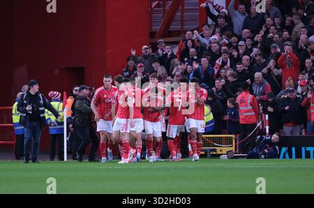 Nottingham, Großbritannien. November 2025. Nicolo Savona aus Nottingham Forest feiert sein Tor in der 50. Minute während des Premier League-Fußballspiels zwischen Nottingham Forest und Manchester United auf dem City Ground in Nottingham. Endergebnis; 2-2 Credit: SPP Sport Press Photo. /Alamy Live News Stockfoto