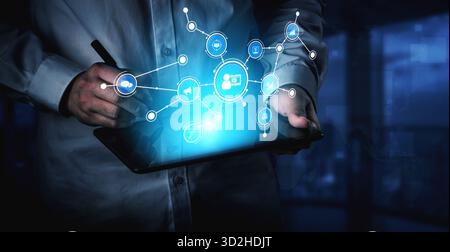 Ein Geschäftsexperte nutzt ein Tablet und veranschaulicht digitale Verbindungen durch lebendige Symbole. Dieses Bild zeigt Innovation und Technologie i Stockfoto