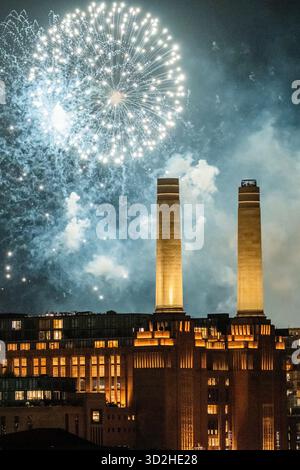 London, Großbritannien. November 2025. Battersea Park Guy Fawkes Nachtfeuerwerk über dem Battersea Power Station zu sehen. Es wurde von Titanium Pyrotechnics entworfen, den kreativen Köpfen hinter den Silvesterfeiern des Bürgermeisters von London 2023 & 2024. Guy Bell/Alamy Live News Stockfoto