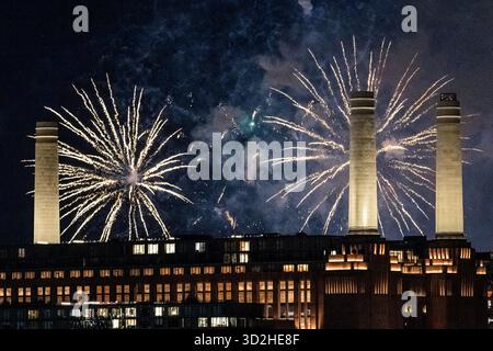 London, Großbritannien. November 2025. Battersea Park Guy Fawkes Nachtfeuerwerk über dem Battersea Power Station zu sehen. Es wurde von Titanium Pyrotechnics entworfen, den kreativen Köpfen hinter den Silvesterfeiern des Bürgermeisters von London 2023 & 2024. Guy Bell/Alamy Live News Stockfoto