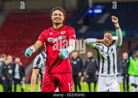 Glasgow, Großbritannien. November 2025. Motherwell FC spielte im Halbfinale des Premier Sports Cup im Hampden Park in Glasgow. Das Finale war Motherwell 1–4 St Mirren. Das zweite Halbfinale findet zwischen den Rangers und Celtic statt und St. Mirren wird am 14. Dezember im Hampden Park den Sieger des Schottischen Pokals spielen. Shamal George, Torhüter von St. Mirren, feiert den Sieg am Ende des Spiels. Quelle: Findlay/Alamy Live News Stockfoto