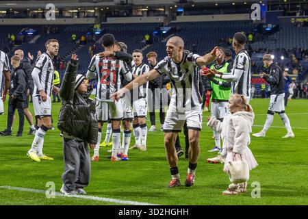 Glasgow, Großbritannien. November 2025. Motherwell FC spielte im Halbfinale des Premier Sports Cup im Hampden Park in Glasgow. Das Finale war Motherwell 1–4 St Mirren. Das zweite Halbfinale findet zwischen den Rangers und Celtic statt und St. Mirren wird am 14. Dezember im Hampden Park den Sieger des Schottischen Pokals spielen. Alex Gogic (13) feiert das Ende des Spiels mit anderen Spielern Kindern. Quelle: Findlay/Alamy Live News Stockfoto
