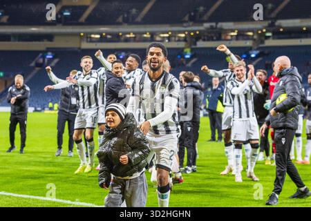 Glasgow, Großbritannien. November 2025. Motherwell FC spielte im Halbfinale des Premier Sports Cup im Hampden Park in Glasgow. Das Finale war Motherwell 1–4 St Mirren. Das zweite Halbfinale findet zwischen den Rangers und Celtic statt und St. Mirren wird am 14. Dezember im Hampden Park den Sieger des Schottischen Pokals spielen. Miguel Freckleton (21) feiert den Sieg mit einem Spielerkind am Ende des Spiels. Quelle: Findlay/Alamy Live News Stockfoto