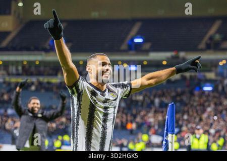 Glasgow, Großbritannien. November 2025. Motherwell FC spielte im Halbfinale des Premier Sports Cup im Hampden Park in Glasgow. Das Finale war Motherwell 1–4 St Mirren. Das zweite Halbfinale findet zwischen den Rangers und Celtic statt und St. Mirren wird am 14. Dezember im Hampden Park den Sieger des Schottischen Pokals spielen. Mikael Mandron würdigt den Fanapplaus am Ende des Spiels. Quelle: Findlay/Alamy Live News Stockfoto