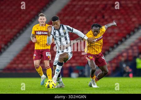Glasgow, Großbritannien. November 2025. Motherwell FC spielte im Halbfinale des Premier Sports Cup im Hampden Park in Glasgow. Das Finale war Motherwell 1–4 St Mirren. Das zweite Halbfinale findet zwischen den Rangers und Celtic statt und St. Mirren wird am 14. Dezember im Hampden Park den Sieger des Schottischen Pokals spielen. Richard King (5) und Liam Gordon (4) treten um den Ball an. Quelle: Findlay/Alamy Live News Stockfoto