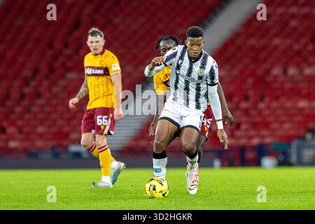 Glasgow, Großbritannien. November 2025. Motherwell FC spielte im Halbfinale des Premier Sports Cup im Hampden Park in Glasgow. Das Finale war Motherwell 1–4 St Mirren. Das zweite Halbfinale findet zwischen den Rangers und Celtic statt und St. Mirren wird am 14. Dezember im Hampden Park den Sieger des Schottischen Pokals spielen. Richard King (5) rennt mit dem Ball.Credit: Findlay/Alamy Live News Stockfoto
