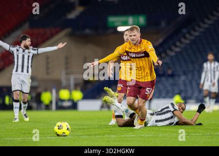 Glasgow, Großbritannien. November 2025. Motherwell FC spielte im Halbfinale des Premier Sports Cup im Hampden Park in Glasgow. Das Finale war Motherwell 1–4 St Mirren. Das zweite Halbfinale findet zwischen den Rangers und Celtic statt und St. Mirren wird am 14. Dezember im Hampden Park den Sieger des Schottischen Pokals spielen. Mikael Mandron (9) am Boden, wird von Stephen Welsh (57) befleckt. Mit Credit: Findlay/Alamy Live News Stockfoto