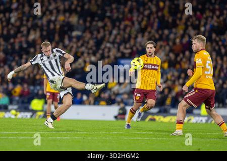 Glasgow, Großbritannien. November 2025. Motherwell FC spielte im Halbfinale des Premier Sports Cup im Hampden Park in Glasgow. Das Finale war Motherwell 1–4 St Mirren. Das zweite Halbfinale findet zwischen den Rangers und Celtic statt und St. Mirren wird am 14. Dezember im Hampden Park den Sieger des Schottischen Pokals spielen. Killian Phillips tritt den Ball bei den Motherwell-Toren, um zu schießen. Quelle: Findlay/Alamy Live News Stockfoto