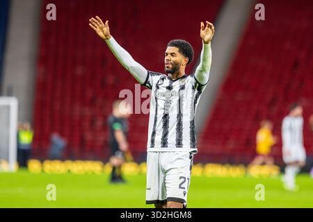 Glasgow, Großbritannien. November 2025. Motherwell FC spielte im Halbfinale des Premier Sports Cup im Hampden Park in Glasgow. Das Finale war Motherwell 1–4 St Mirren. Das zweite Halbfinale findet zwischen den Rangers und Celtic statt und St. Mirren wird am 14. Dezember im Hampden Park den Sieger des Schottischen Pokals spielen. Miguel Freckleton würdigt die Fans am Ende des Spiels. Quelle: Findlay/Alamy Live News Stockfoto