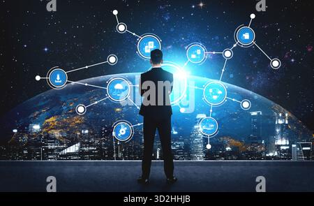 Ein Geschäftsmann steht vor einer atemberaubenden Visualisierung des digitalen Netzwerks vor einem kosmischen Hintergrund und symbolisiert technologische Innovation und globale Zusammenarbeit Stockfoto