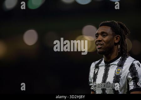 Hampden Park, Glasgow, Großbritannien. November 2025. Halbfinale des schottischen Premier Sports Cup, Motherwell gegen St Mirren; Dan Nlundulu von St Mirren Credit: Action Plus Sports/Alamy Live News Stockfoto