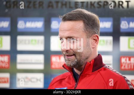 Österreichisches Bundesliga-Fußballspiel zwischen Grazer AK 1902 und SCR Altach. Dynamische Spielmomente, Emotionen, Teamaction und Stadionatmosphäre in hochwertigen professionellen Bildern. Stockfoto