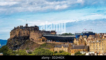 EDINBURGH, SCHOTTLAND - 22. August 2025: Edinburgh Castle dominiert die Skyline von seinem Barsch auf dem Castle Rock und lockt Besucher zu diesem berühmten historischen Schloss Stockfoto