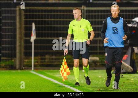 Velsen Zuid, Niederlande. November 2025. VELSEN ZUID, NIEDERLANDE - 1. NOVEMBER: Assistenzschiedsrichter Don Frijn während des niederländischen Eredivisie-Spiels zwischen Telstar und Excelsior Rotterdam bei BUKO. Stadion am 1. November 2025 in Velsen Zuid, Niederlande. (Foto: Broer van den Boom/Orange Pictures) Credit: Orange Pics BV/Alamy Live News Stockfoto