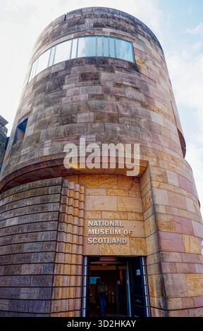 EDINBURGH, SCHOTTLAND - 25. August 2025: Das National Museum of Scotland begrüßt Besucher mit seiner großartigen viktorianischen Architektur und umfangreichen Sammlungen Stockfoto