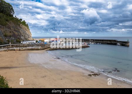 Lastres, Spanien – Blick auf den Hafen und den Strand in Asturien, mit Fischerbooten, ruhigem Wasser und dem Küstencharmant dieser malerischen Villa am Meer Stockfoto