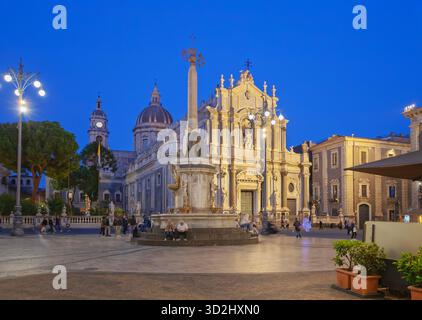 Kathedrale Sant'Agata bei Nacht, Piazza Duomo, Catania, Provinz Catania, Sizilien, Italien Stockfoto