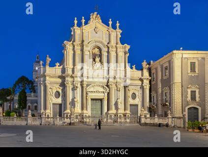 Kathedrale Sant'Agata bei Nacht, Piazza Duomo, Catania, Provinz Catania, Sizilien, Italien Stockfoto