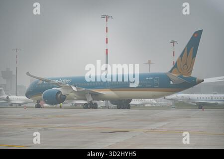 Zürich, Schweiz, 21. Januar 2025 VN-A878 Vietnam Airlines Boeing 787-10 Dreamliner Aircraft parkt an einem sehr nebeligen Tag während der Weltwirtschaftszeit Stockfoto