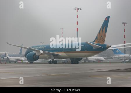 Zürich, Schweiz, 21. Januar 2025 VN-A878 Vietnam Airlines Boeing 787-10 Dreamliner Aircraft parkt an einem sehr nebeligen Tag während der Weltwirtschaftszeit Stockfoto