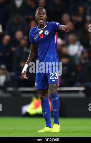 London, Großbritannien. November 2025. Chelsea Verteidiger Trevoh Chalobah (23) Gesten während des Tottenham Hotspur gegen Chelsea Premier League Spiels im Tottenham Hotspur Stadium, London, England am 1. November 2025 Credit: Sally Rawlins/Every Second Media Credit: Every Second Media/Alamy Live News Stockfoto