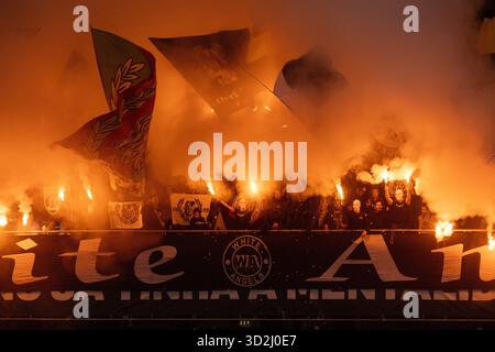 Guimaraes, Braga, Portugal. November 2025. Vitoria SC-Fans, die beim Spiel der Liga Portugal Betclic 2025/26 zwischen Vitoria SC und SL Benfica am 1. November 2025 im Estadio Dom Afonso Henriques, Guimaraes, Portugal (Credit Image: © Miguel Lemos/ZUMA Press Wire) mit Feuerwerk gesehen wurden. Nicht für kommerzielle ZWECKE! Stockfoto