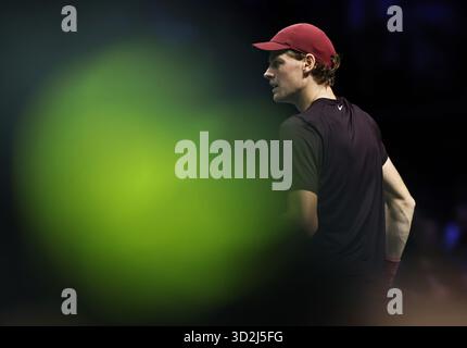 Paris, Frankreich. November 2025. Jannik Sinner von Italien reagiert im Halbfinalspiel gegen Alexander Zverev beim Paris ATP Masters 1000 Tennis Turnier in Paris La Defense Arena am 1. November 2025. Quelle: Gao Jing/Xinhua/Alamy Live News Stockfoto