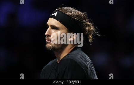 Paris, Frankreich. November 2025. Alexander Zverev (Deutschland) reagierte im Halbfinalspiel gegen Jannik Sinner (Italien) beim Paris ATP Masters 1000 Tennis Turnier in Paris La Defense Arena am 1. November 2025. Quelle: Gao Jing/Xinhua/Alamy Live News Stockfoto