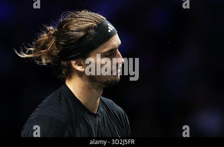 Paris, Frankreich. November 2025. Alexander Zverev (Deutschland) reagierte im Halbfinalspiel gegen Jannik Sinner (Italien) beim Paris ATP Masters 1000 Tennis Turnier in Paris La Defense Arena am 1. November 2025. Quelle: Gao Jing/Xinhua/Alamy Live News Stockfoto