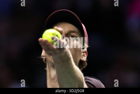 Paris, Frankreich. November 2025. Jannik Sinner von Italien spielt im Halbfinalspiel gegen Alexander Zverev beim Paris ATP Masters 1000 Tennis Turnier in Paris La Defense Arena am 1. November 2025. Quelle: Gao Jing/Xinhua/Alamy Live News Stockfoto