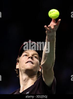 Paris, Frankreich. November 2025. Jannik Sinner von Italien spielt im Halbfinalspiel gegen Alexander Zverev beim Paris ATP Masters 1000 Tennis Turnier in Paris La Defense Arena am 1. November 2025. Quelle: Gao Jing/Xinhua/Alamy Live News Stockfoto