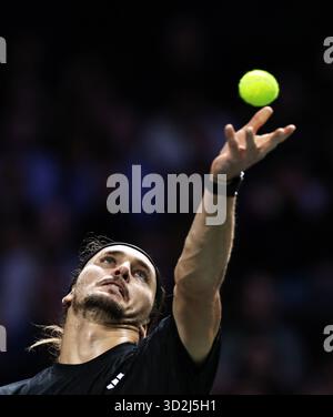 Paris, Frankreich. November 2025. Alexander Zverev aus Deutschland spielt im Halbfinalspiel gegen Jannik Sinner aus Italien beim Paris ATP Masters 1000 Tennis Turnier in Paris La Defense Arena am 1. November 2025. Quelle: Gao Jing/Xinhua/Alamy Live News Stockfoto