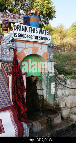 Natürliche Süßwasserquelle mit Kelims-Teppichen in Arachova Stockfoto