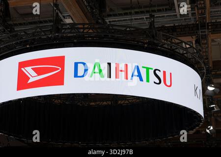 Tokio, Japan. 30. Oktober 2025. Daihatsu Branding über ihrem Ausstellungsbereich auf der Japan Mobility Show 2025. Tokio, 30. Oktober 2025. - 20251030 PD16656 Credit: APA-PictureDesk/Alamy Live News Stockfoto